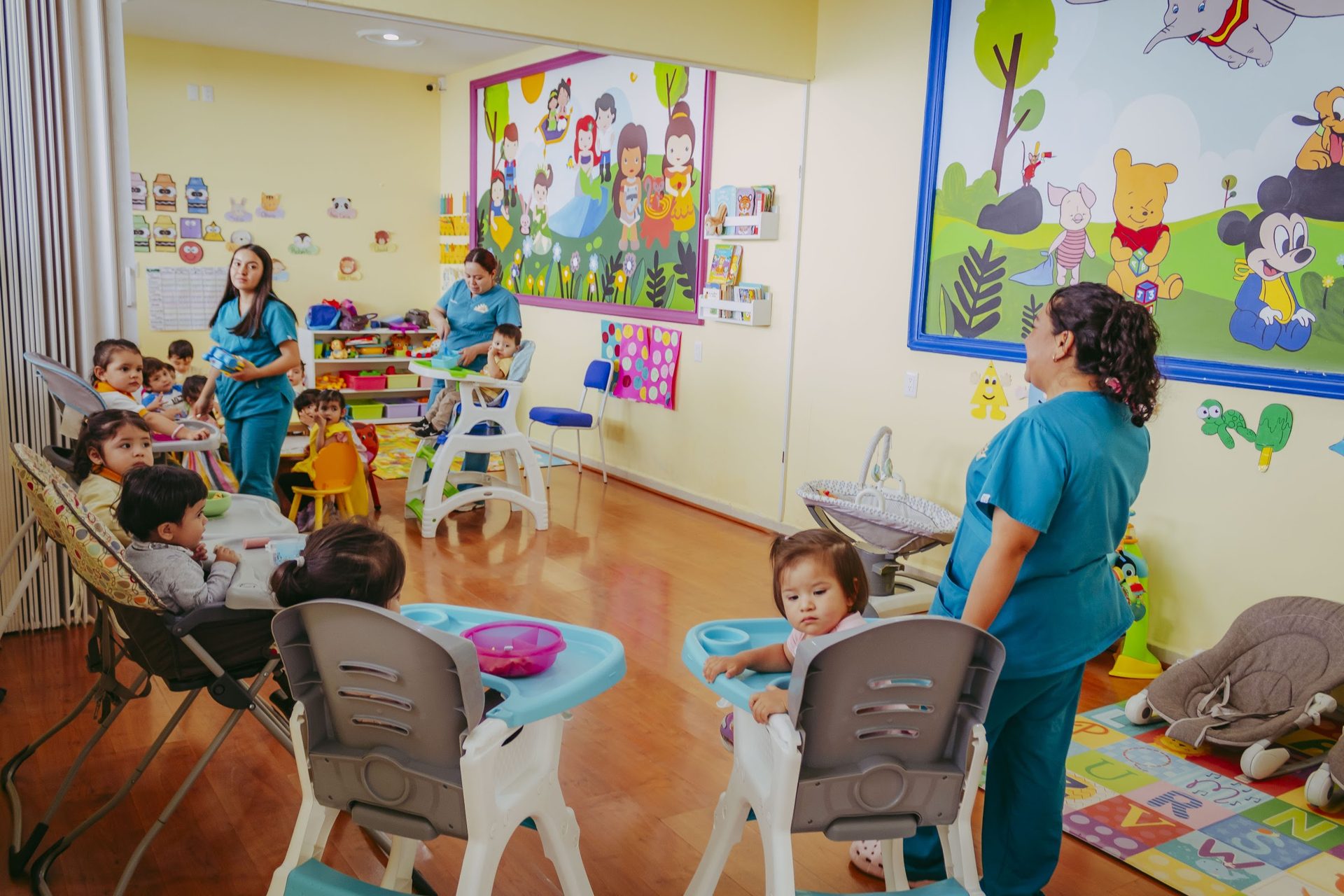 Educadoras de Instituto Buckingham acompañando a los alumnos en el aula